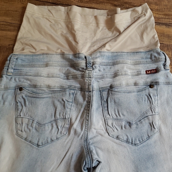 Distressed jean capris (maternity) - Picture 3 of 4